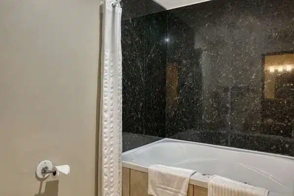 Comfort Suites Appleton Airport has jacuzzi suites