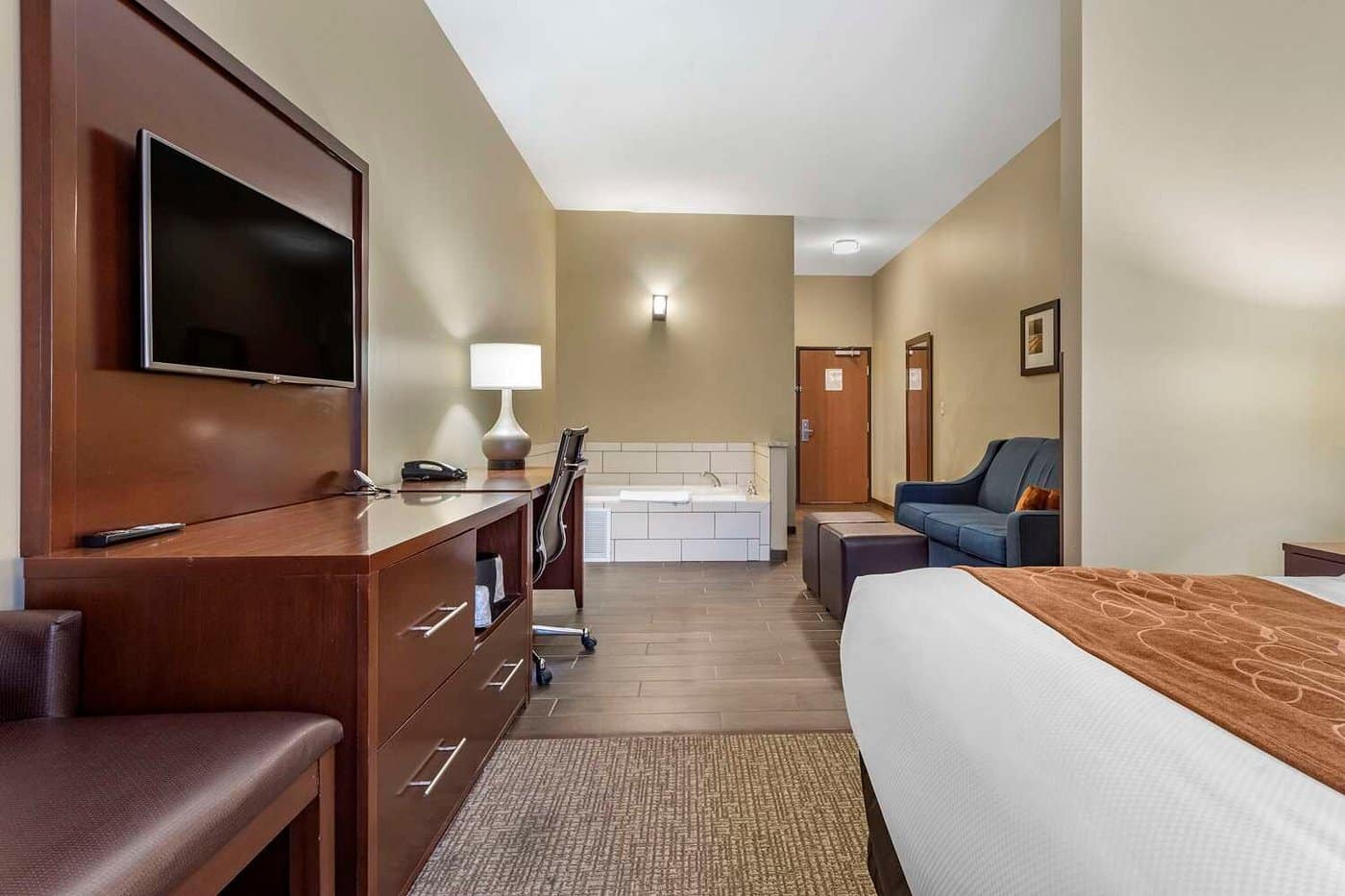 Comfort Suites Bridgeport – Clarksburg has jacuzzi suites