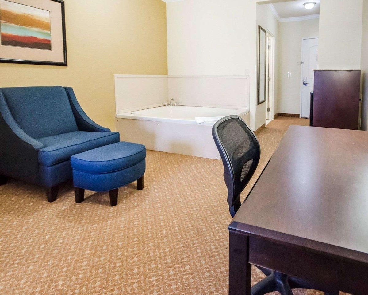 Comfort Suites Elizabethtown has jacuzzi suites