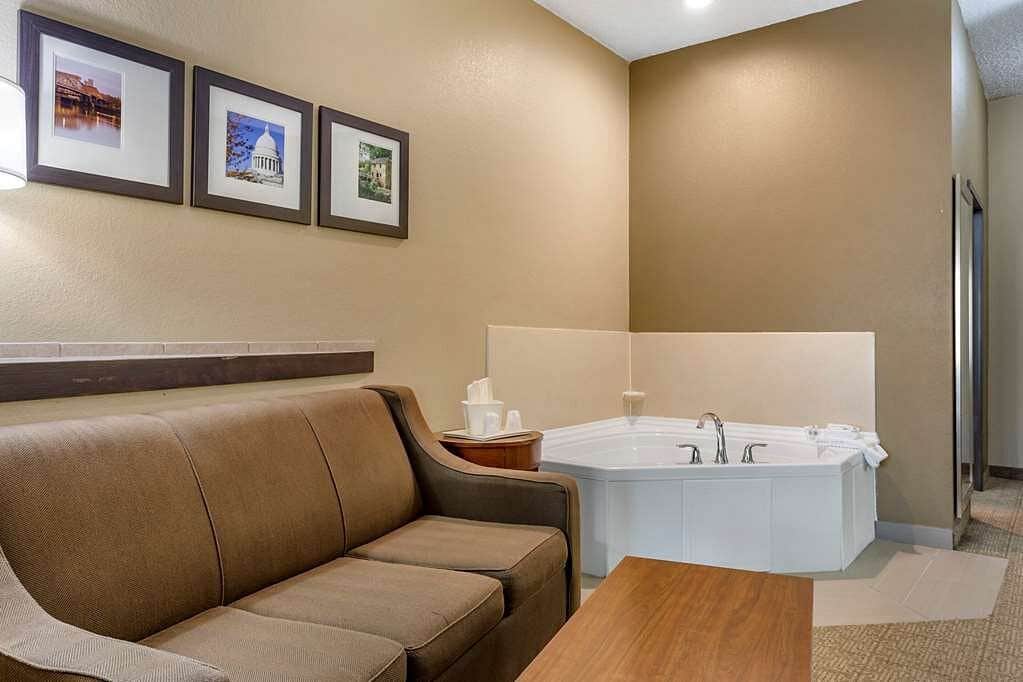 Comfort Suites Jonesboro University Area has Jacuzzi suites