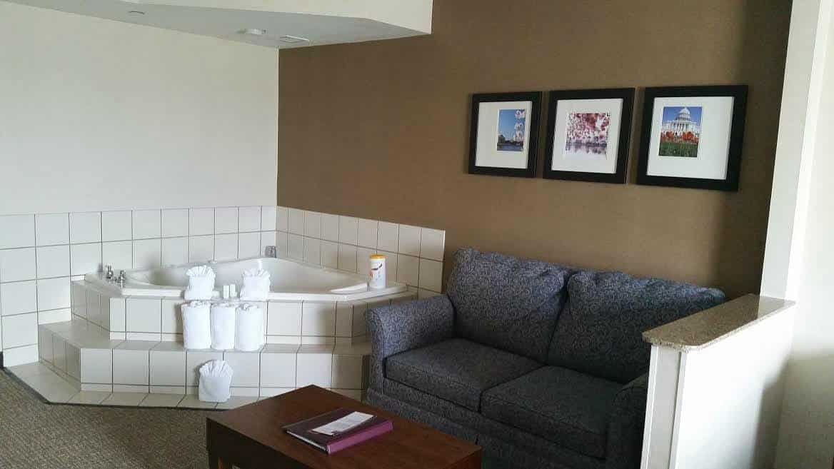 Comfort Suites Manassas Battlefield Park has jacuzzi suites