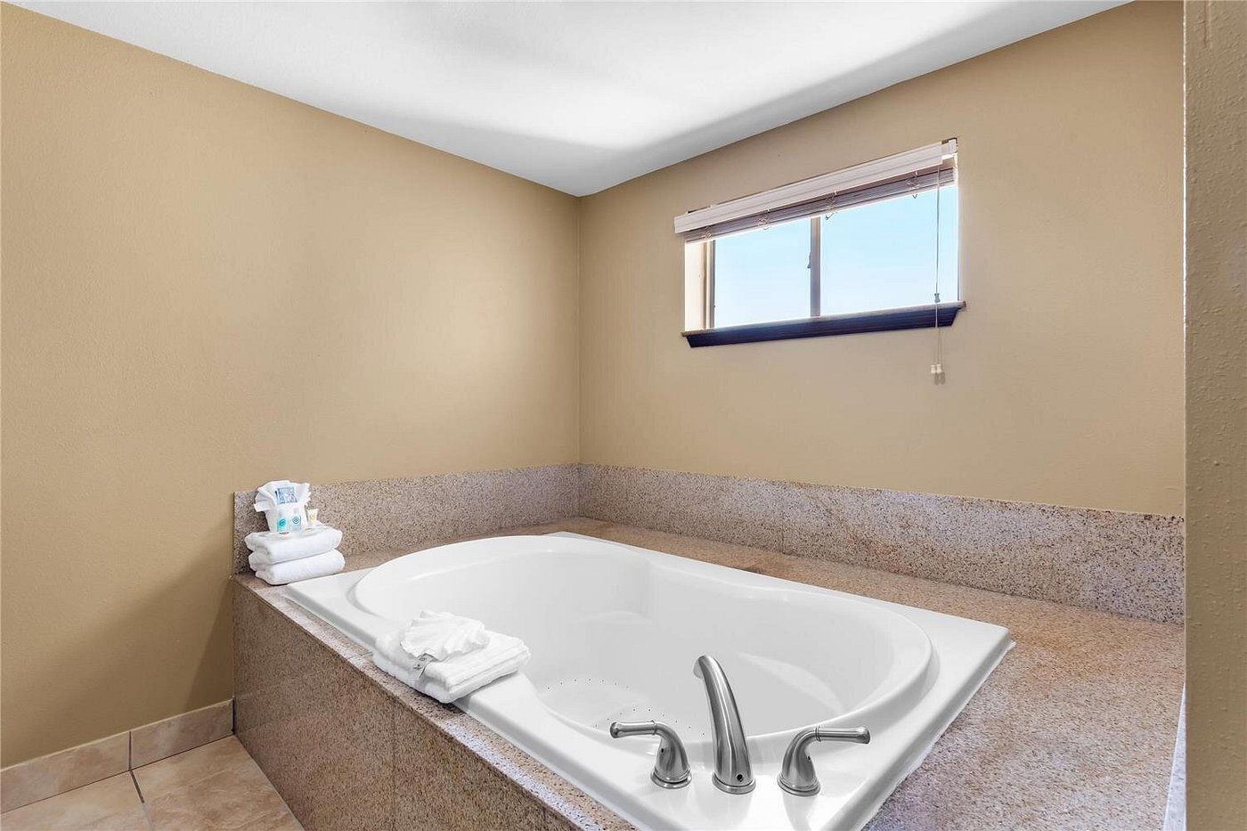Comfort Suites Yukon – SW Oklahoma City has jacuzzi suites