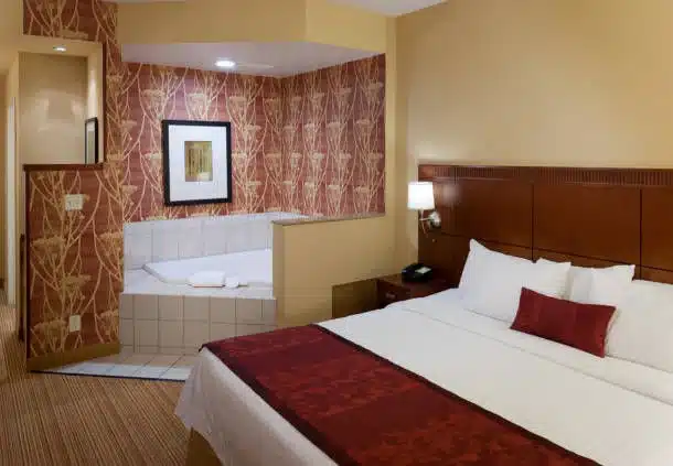 Courtyard by Marriott Bristol has jacuzzi suites