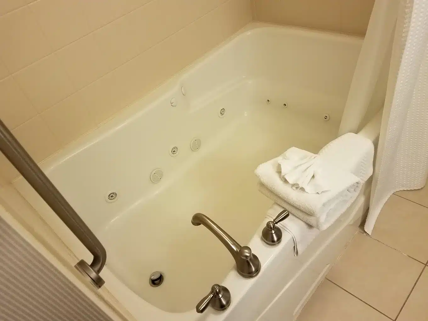 Courtyard by Marriott Hartford Cromwell has jacuzzi suites