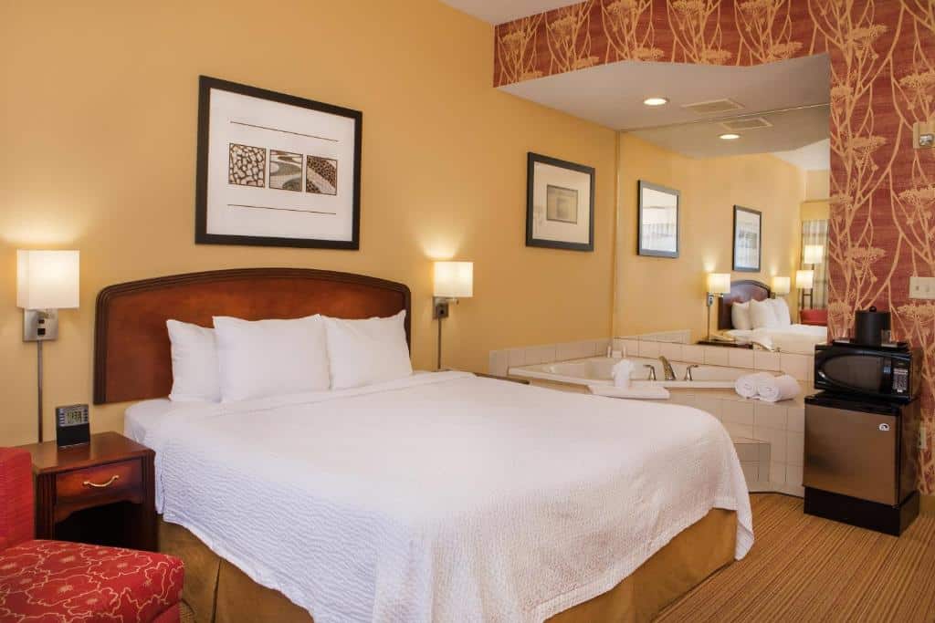 Courtyard by Marriott Hartford Manchester has jacuzzi suites