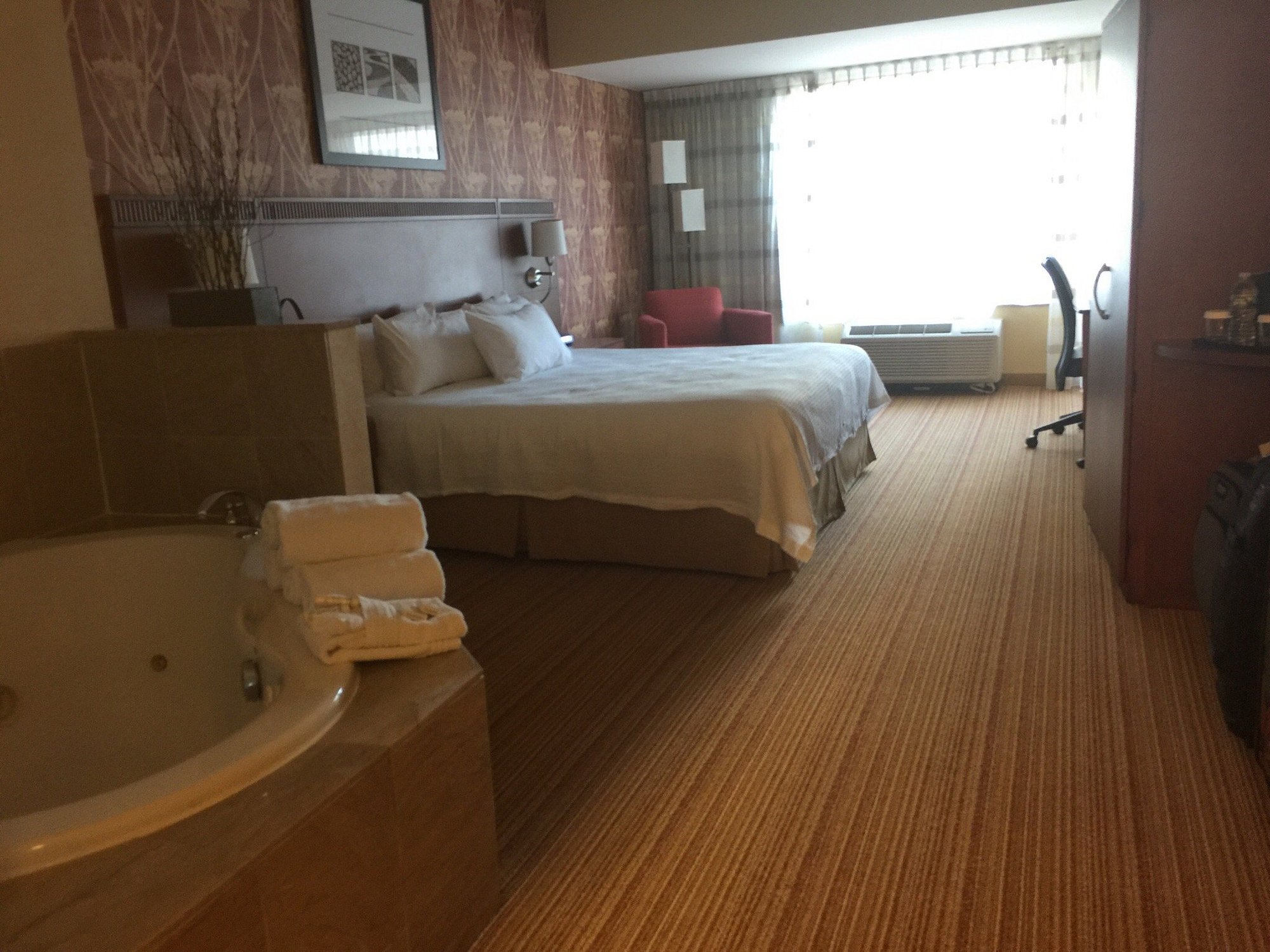 Courtyard by Marriott Stamford Downtown has jacuzzi suites