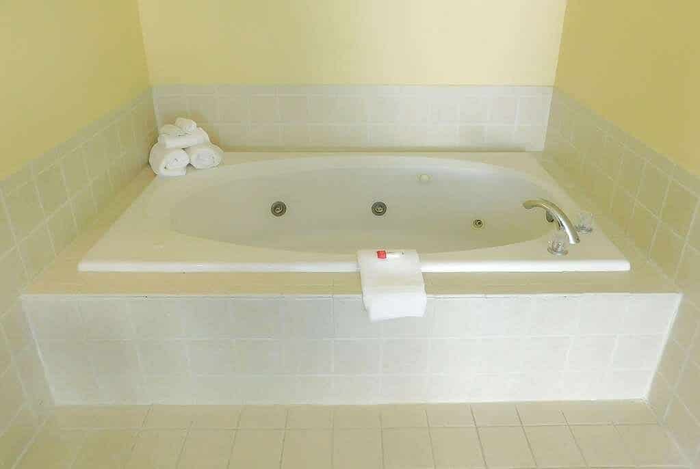 Days Inn & Suites by Wyndham Pocahontas has Jacuzzi suites