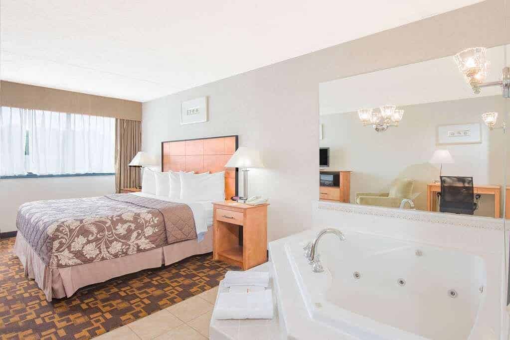 Days Inn by Wyndham Gettysburg has Jacuzzi suites