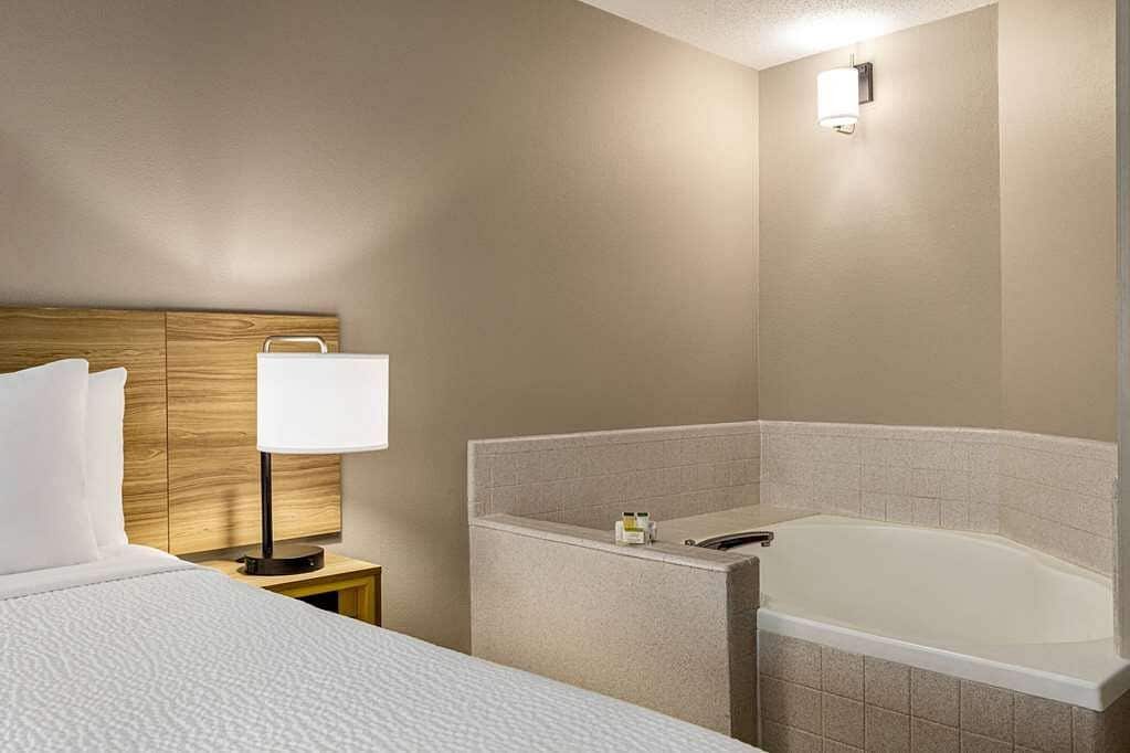 Days Inn by Wyndham Kuttawa/Eddyville has jacuzzi suites