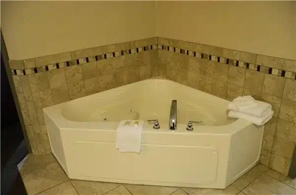 Days Inn by Wyndham Luray Shenandoah has jacuzzi suites