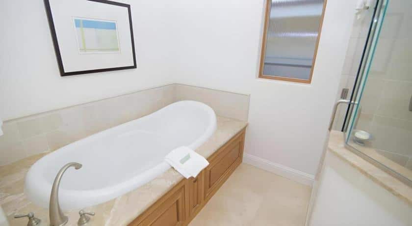 Dolphin Bay Resort and Spa has suite with private spa tub
