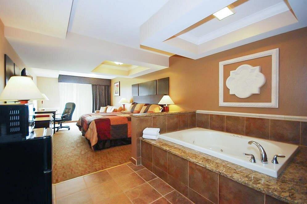 Econo Lodge Inn & Suites Old Saybrook - Westbrook has jacuzzi suites