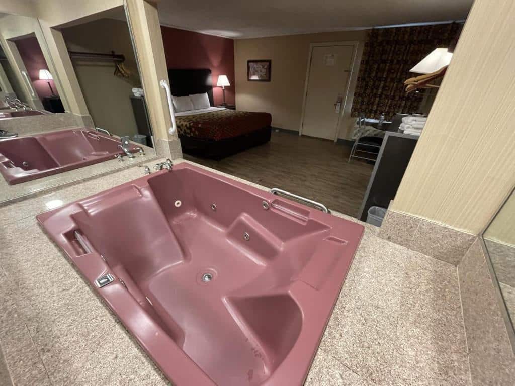 Economy Inn Hartford has jacuzzi suites