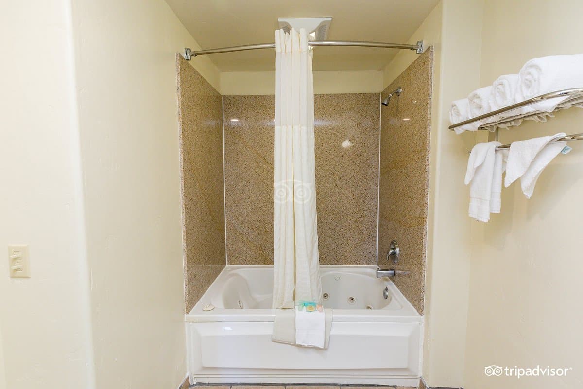 Edgewater Inn And Suites has Jacuzzi suites