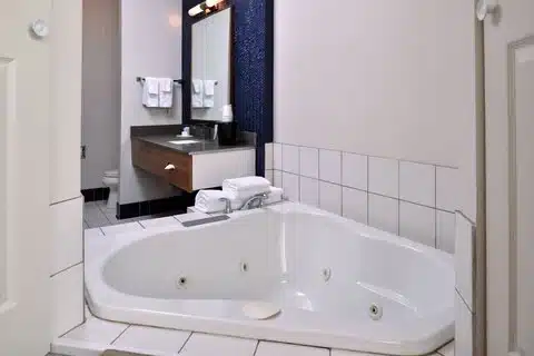 Fairfield Inn & Suites Beloit has jacuzzi suites