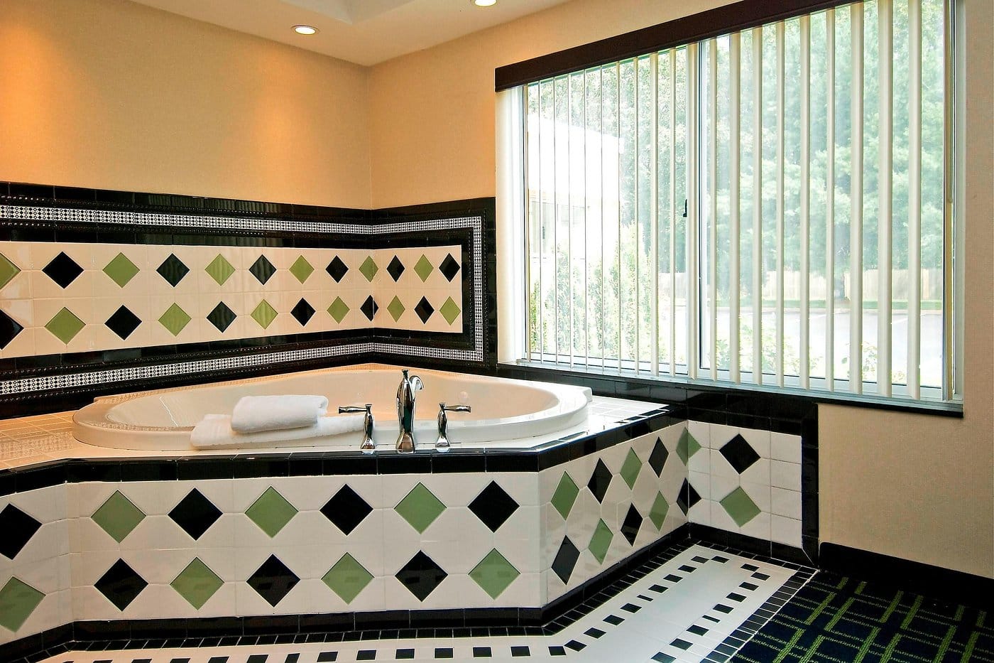 Fairfield Inn & Suites Hartford Airport has jacuzzi suites