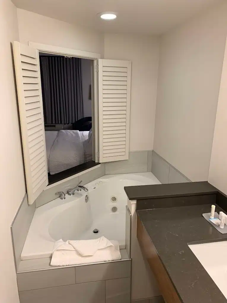 Fairfield by Marriott Inn & Suites Elizabethtown has jacuzzi suites
