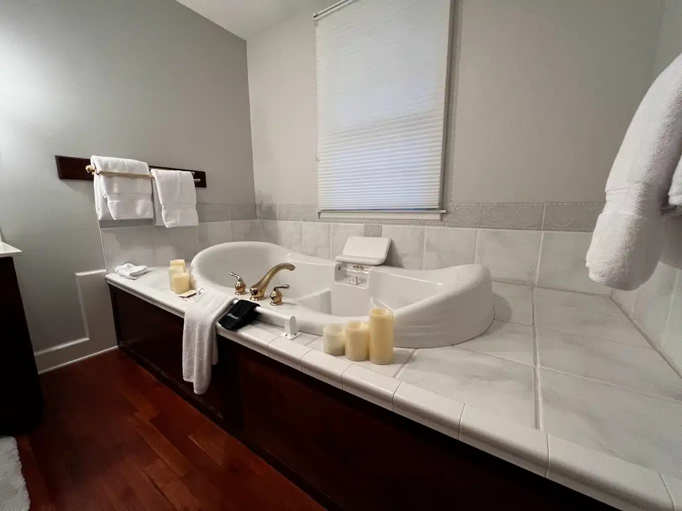 Foxfield Inn has jacuzzi suites