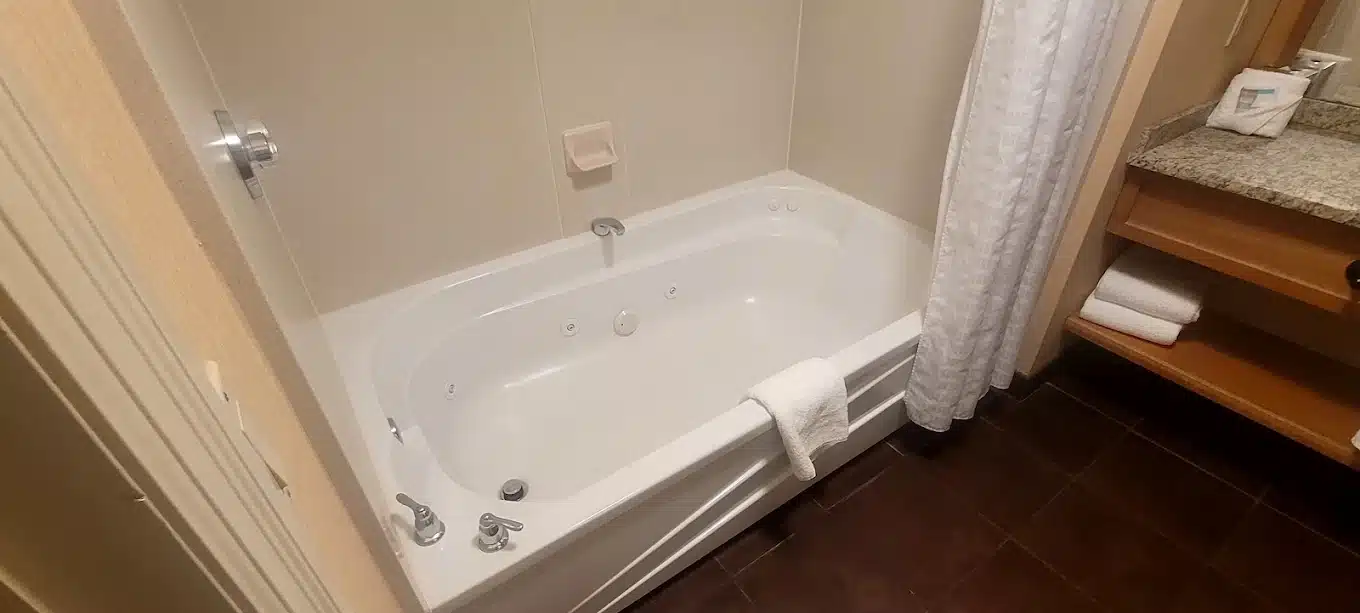Green Mountain Suites Hotel has jacuzzi suites