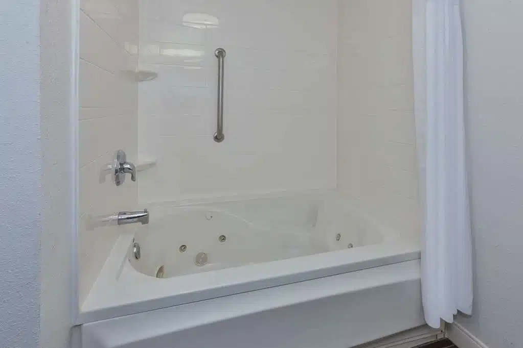 Hampton Inn Waterbury has jacuzzi suites
