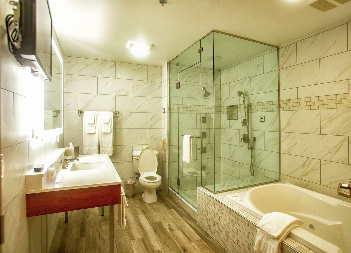 Hampton Inn Wheeling has jacuzzi suites