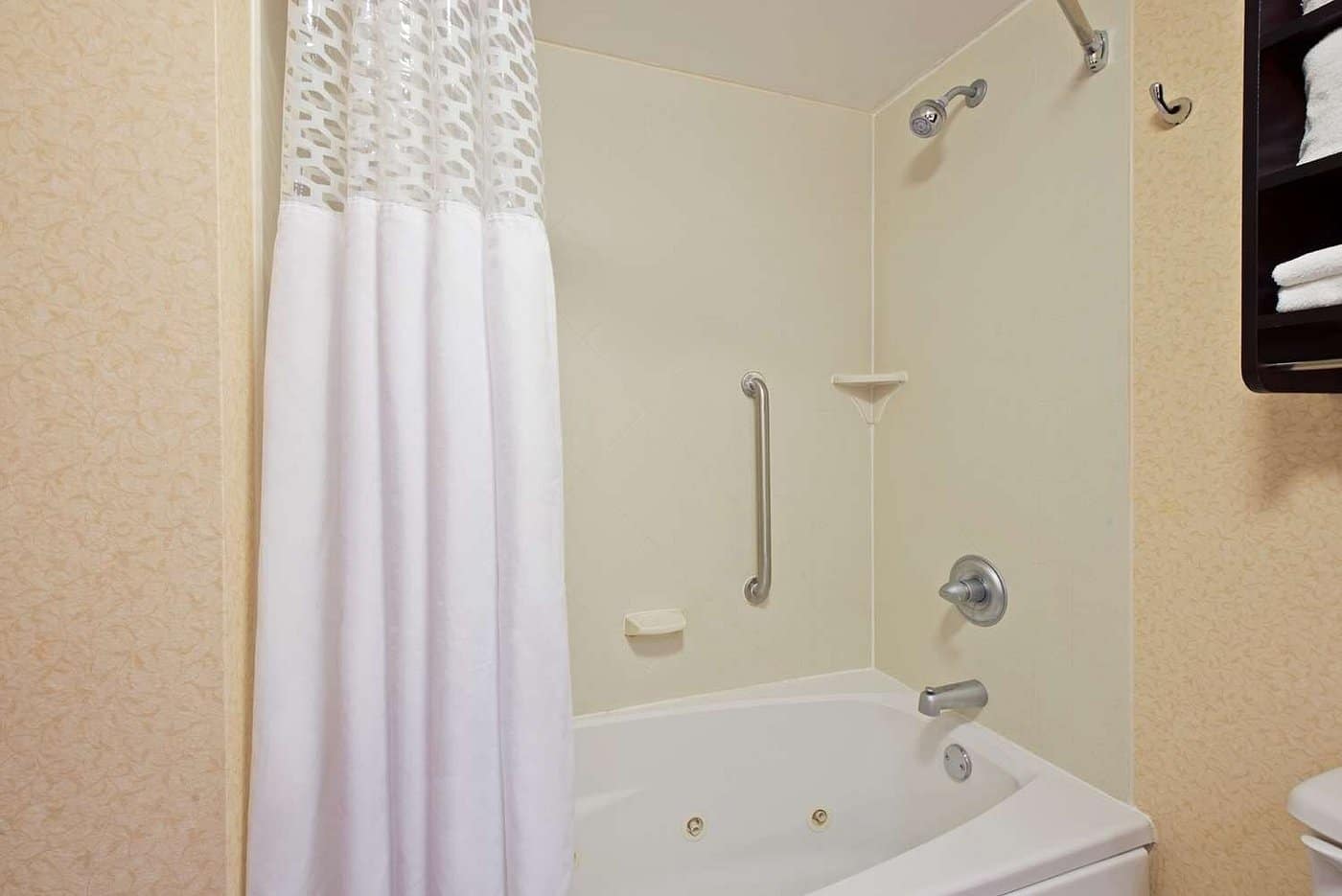 Hampton Inn Winfield Teays Valley has jacuzzi suites