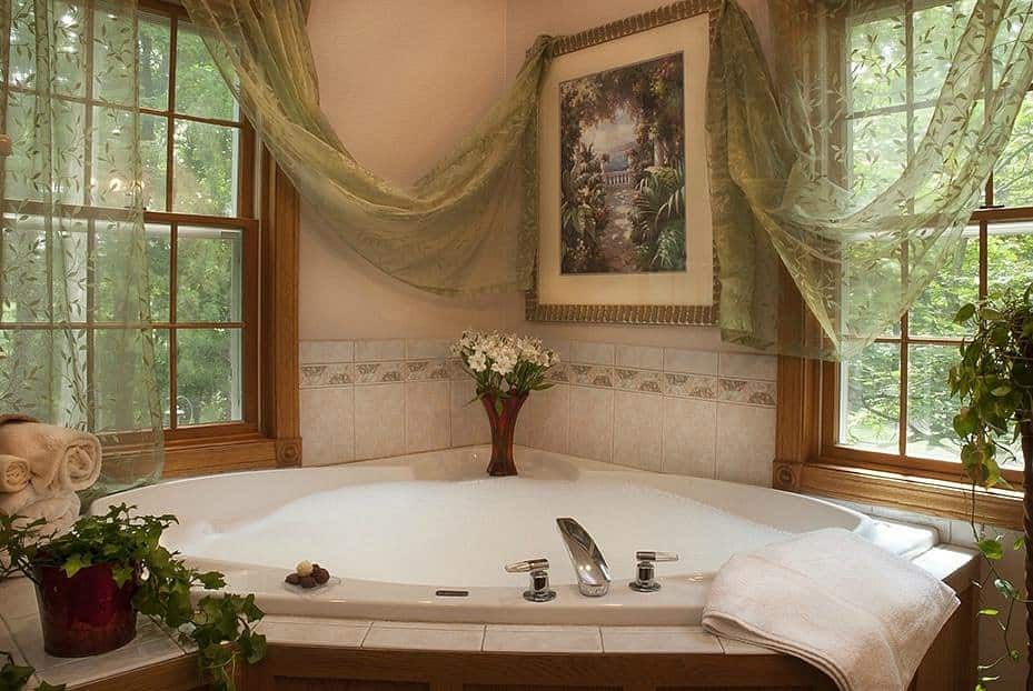 Hidden Serenity Bed and Breakfast has jacuzzi suites