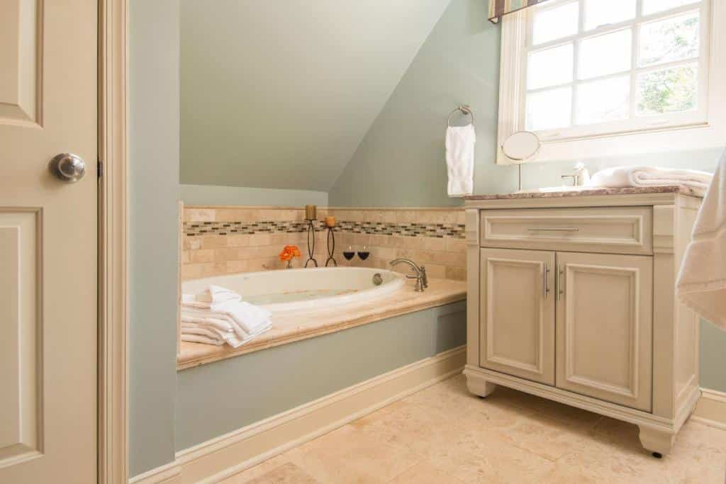 Hillbrook Inn & Spa has jacuzzi suites