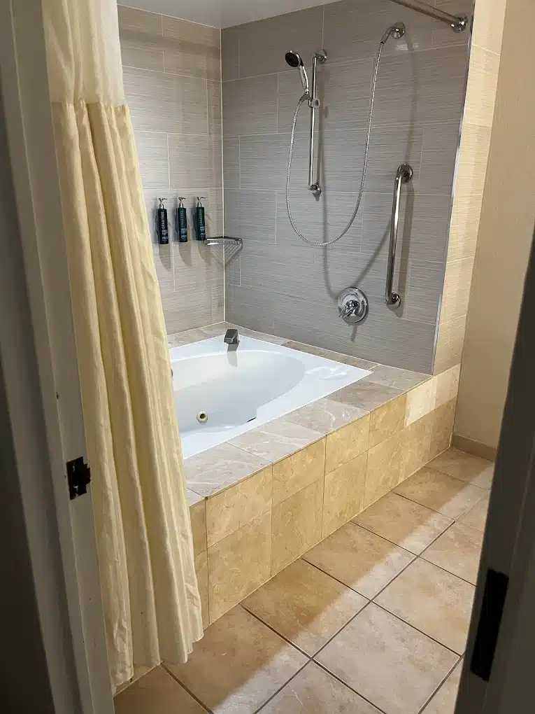 Hilton Alexandria Mark Center has jacuzzi suites