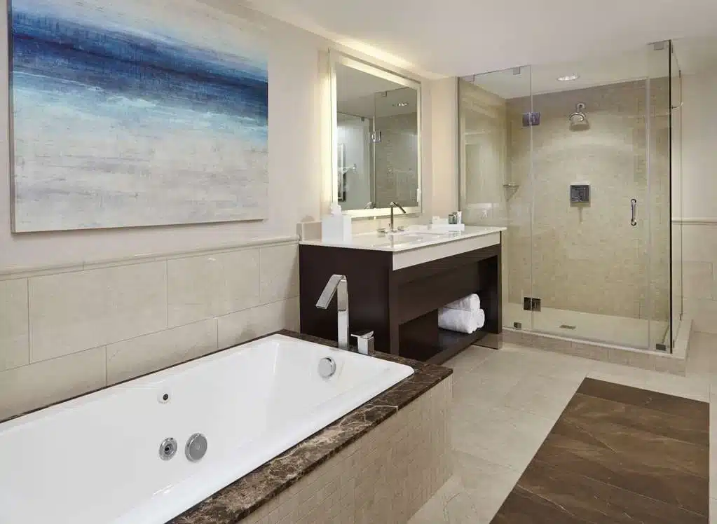Hilton Alexandria Old Town has jacuzzi suites