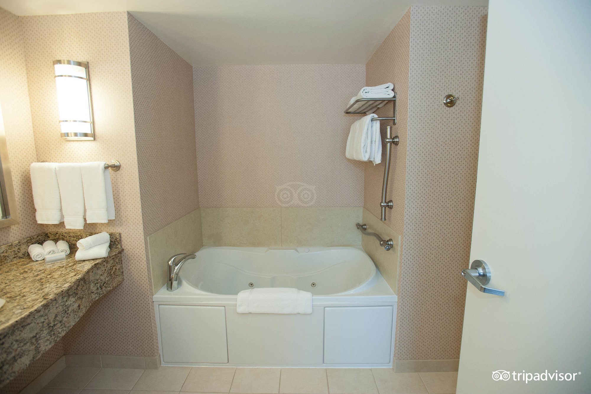 Hilton Garden Inn Arlington Shirlington has jacuzzi suites