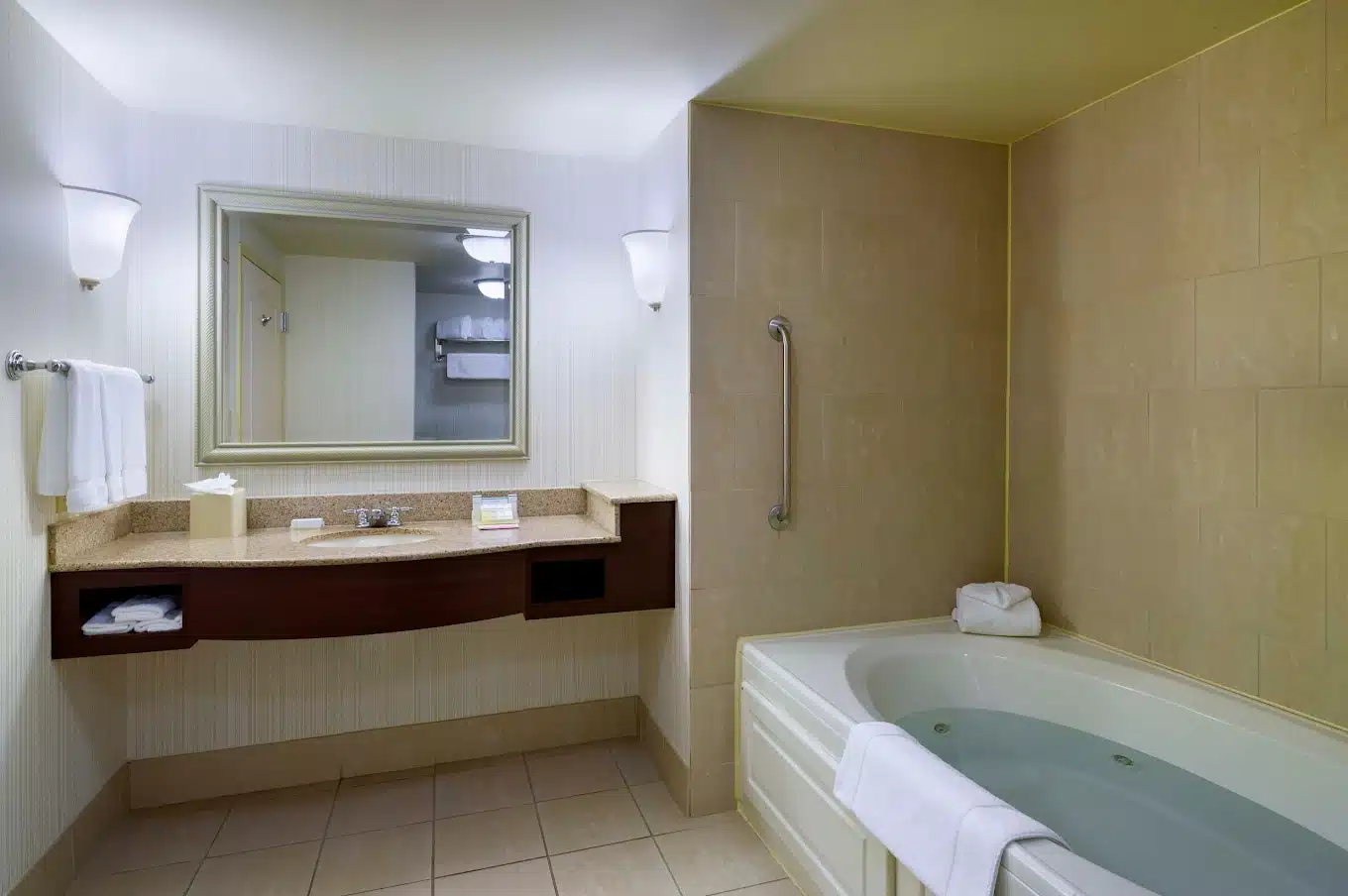 Hilton Garden Inn Hartford South/Glastonbury has jacuzzi suites
