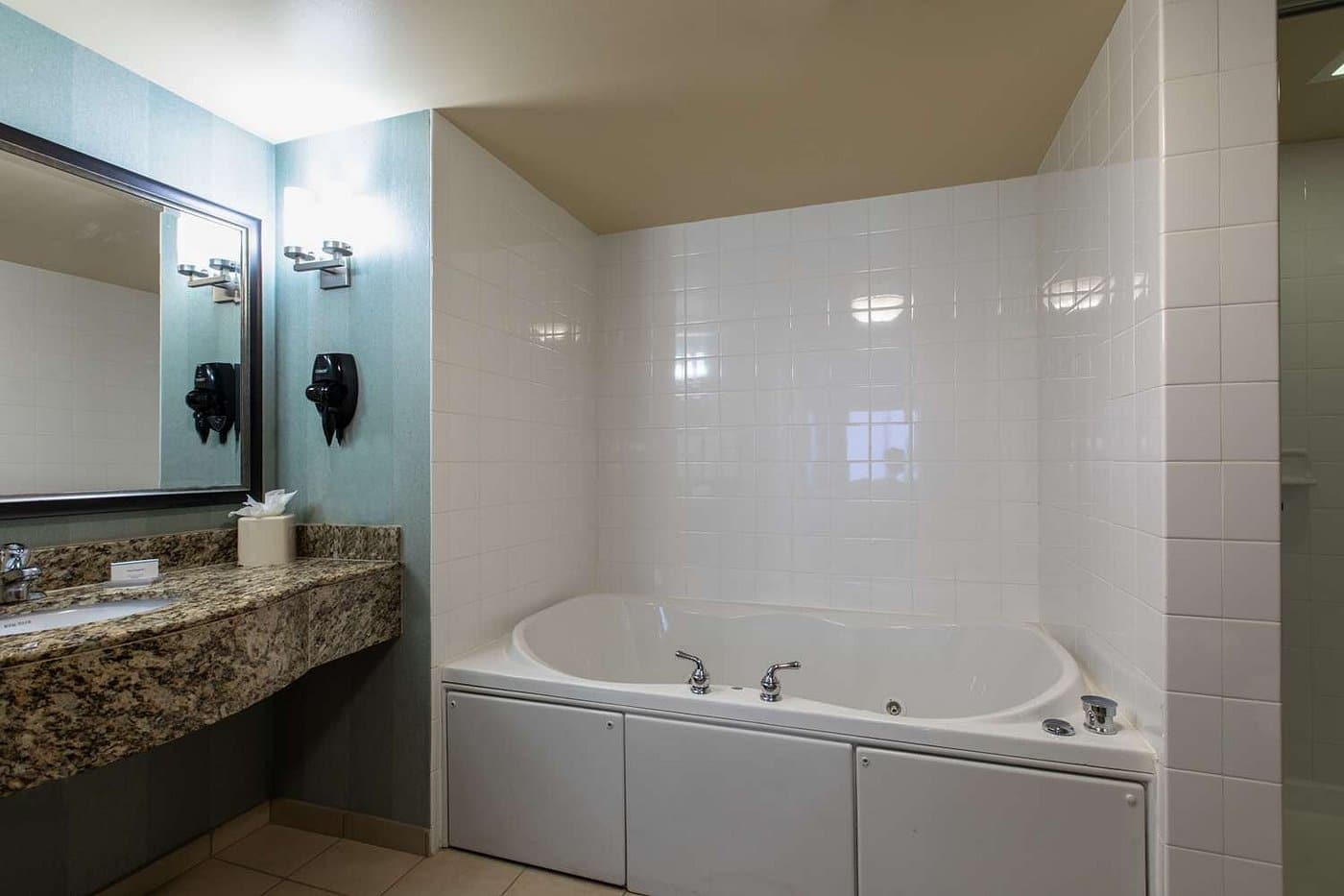 Hilton Garden Inn Lynchburg has Jacuzzi suites