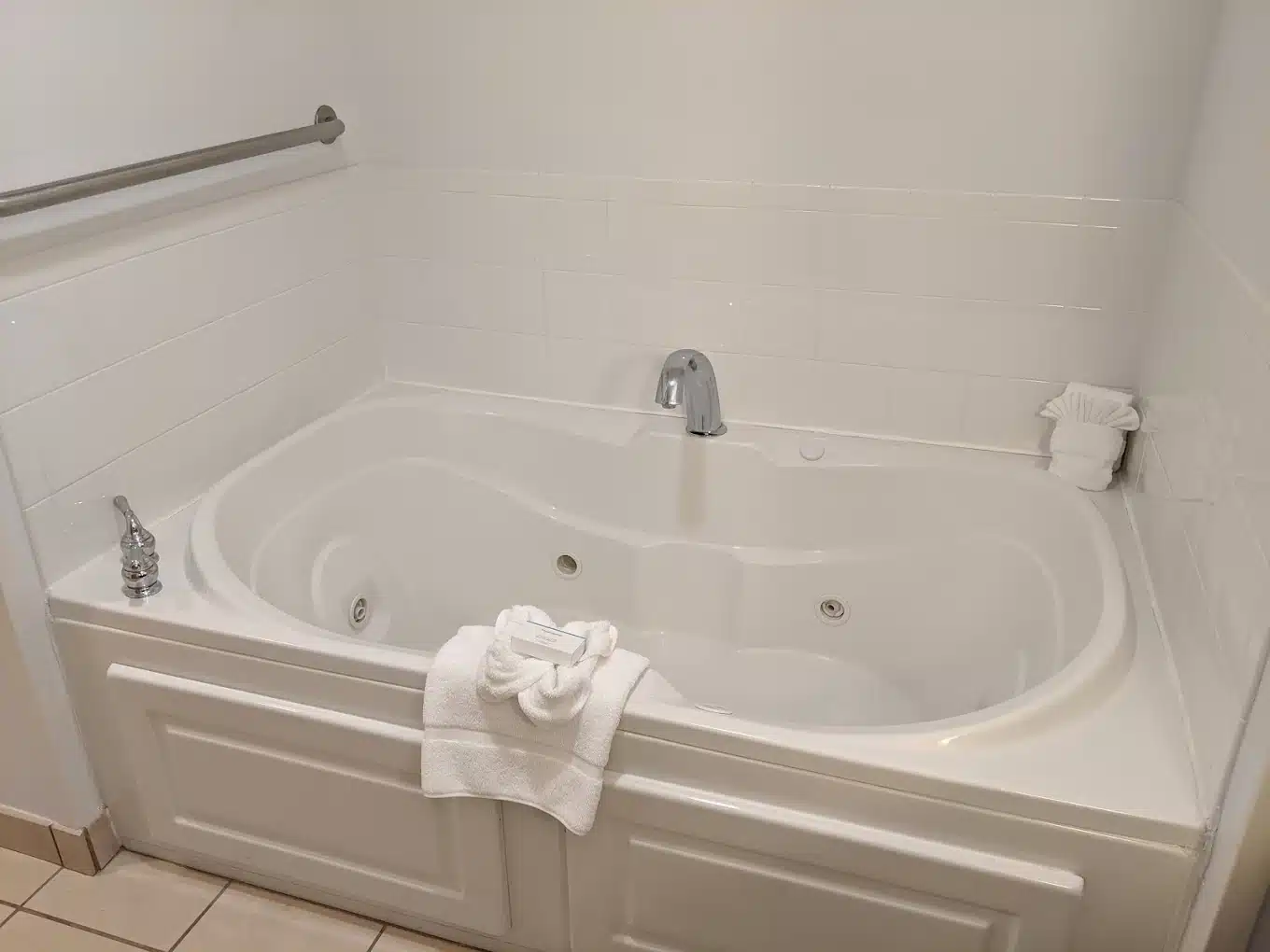 Hilton Garden Inn Mystic/Groton has jacuzzi suites