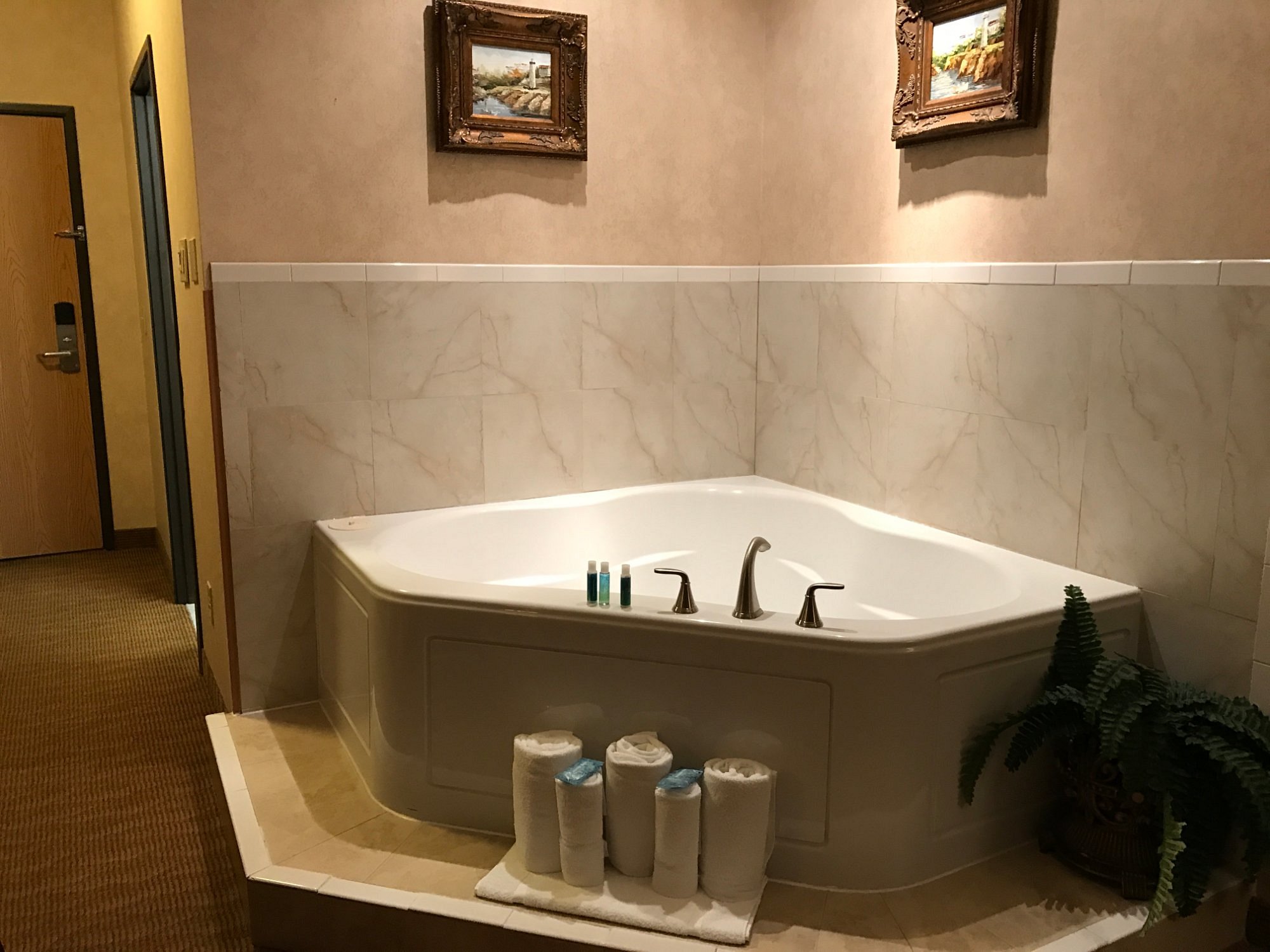 Holiday Inn Express Branford-new Haven By IHG has jacuzzi suites