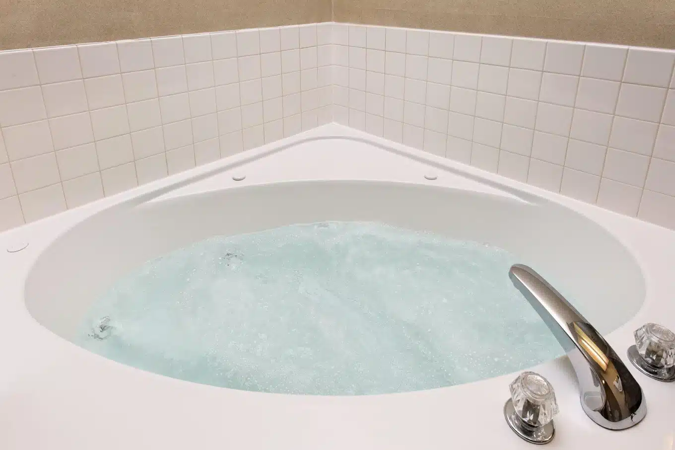 Holiday Inn Express Metropolis has jacuzzi suites