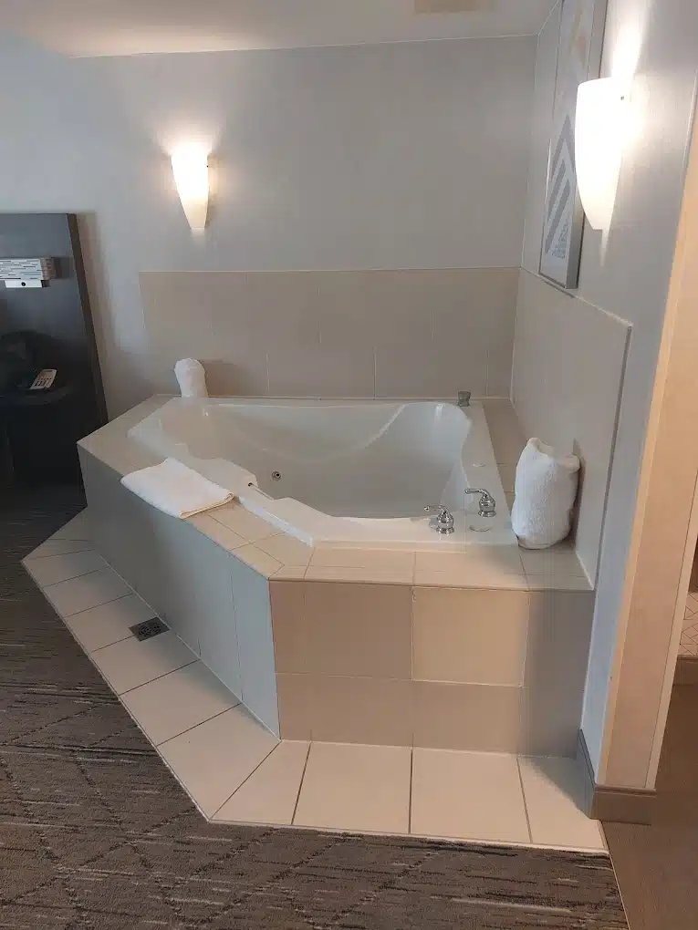 Holiday Inn Express & Suites Alexandria – Fort Belvoir