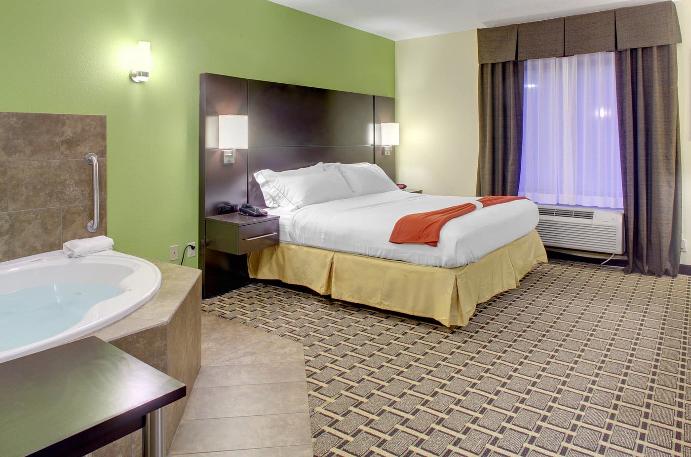 Holiday Inn Express & Suites Charleston NW – Cross Lanes
