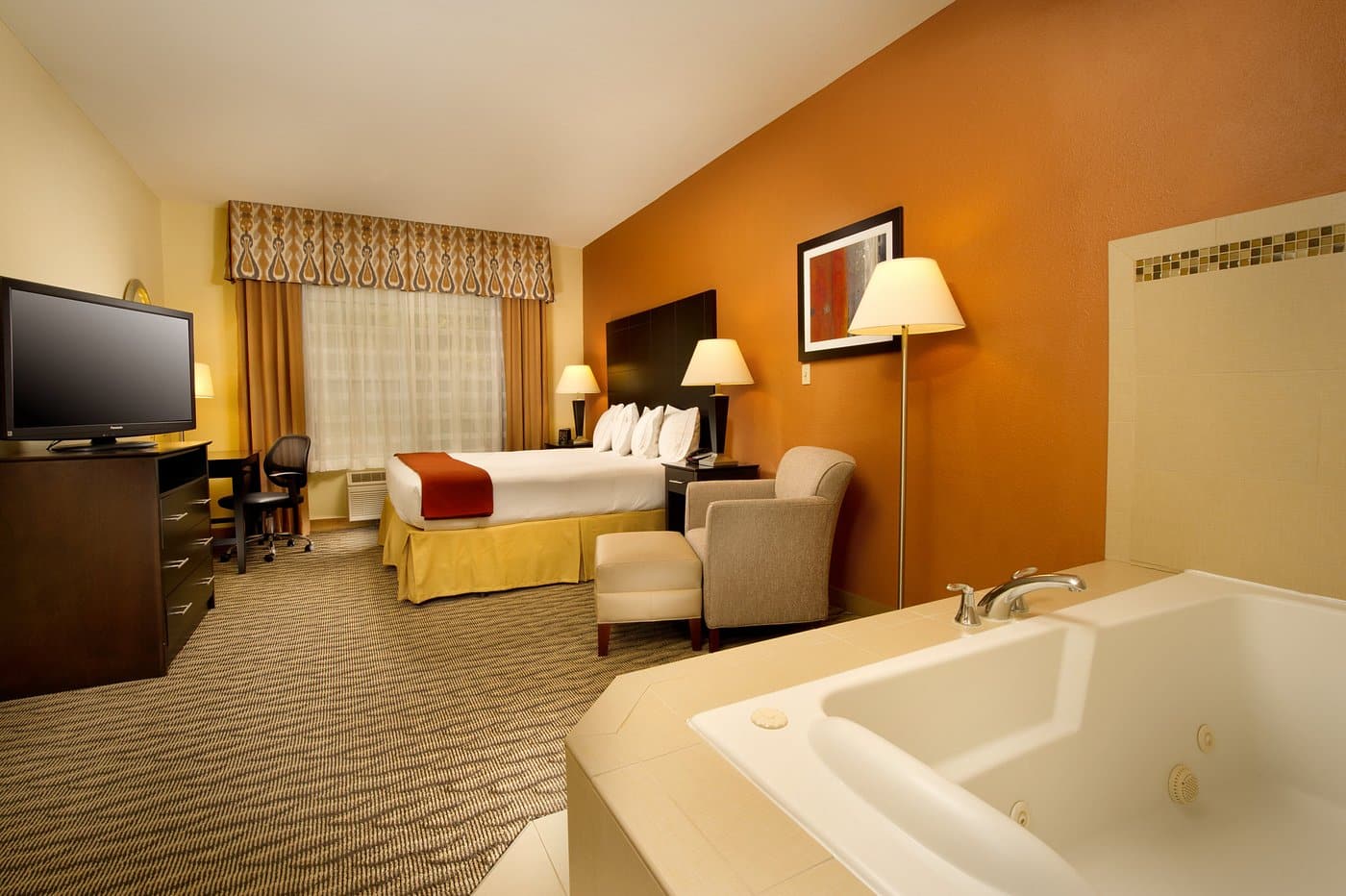 Holiday Inn Express & Suites Manassas by IHG has jacuzzi suites