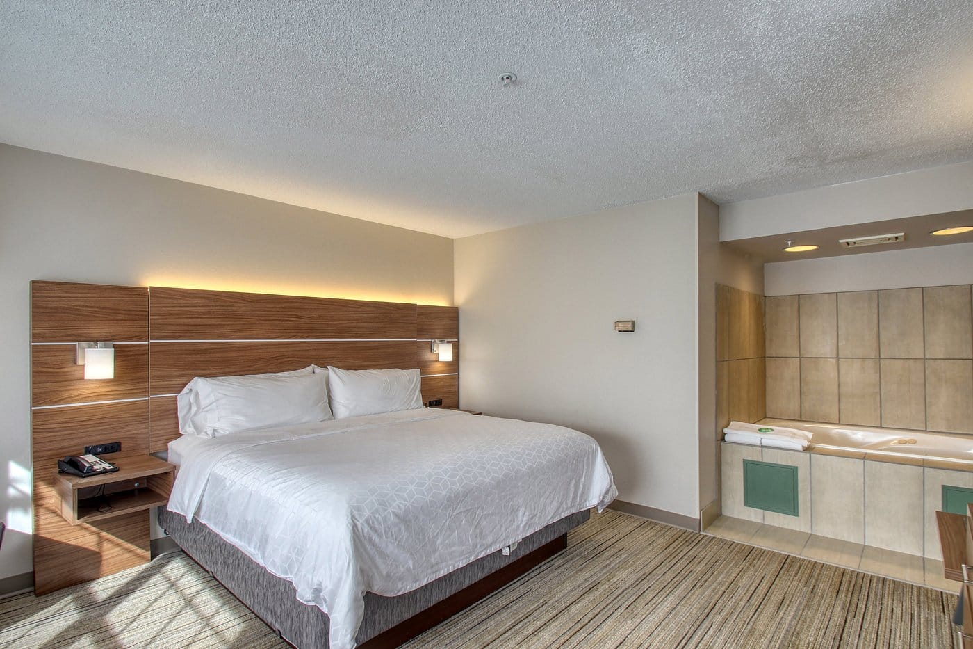 Holiday Inn Express & Suites Oshkosh-Sr 41