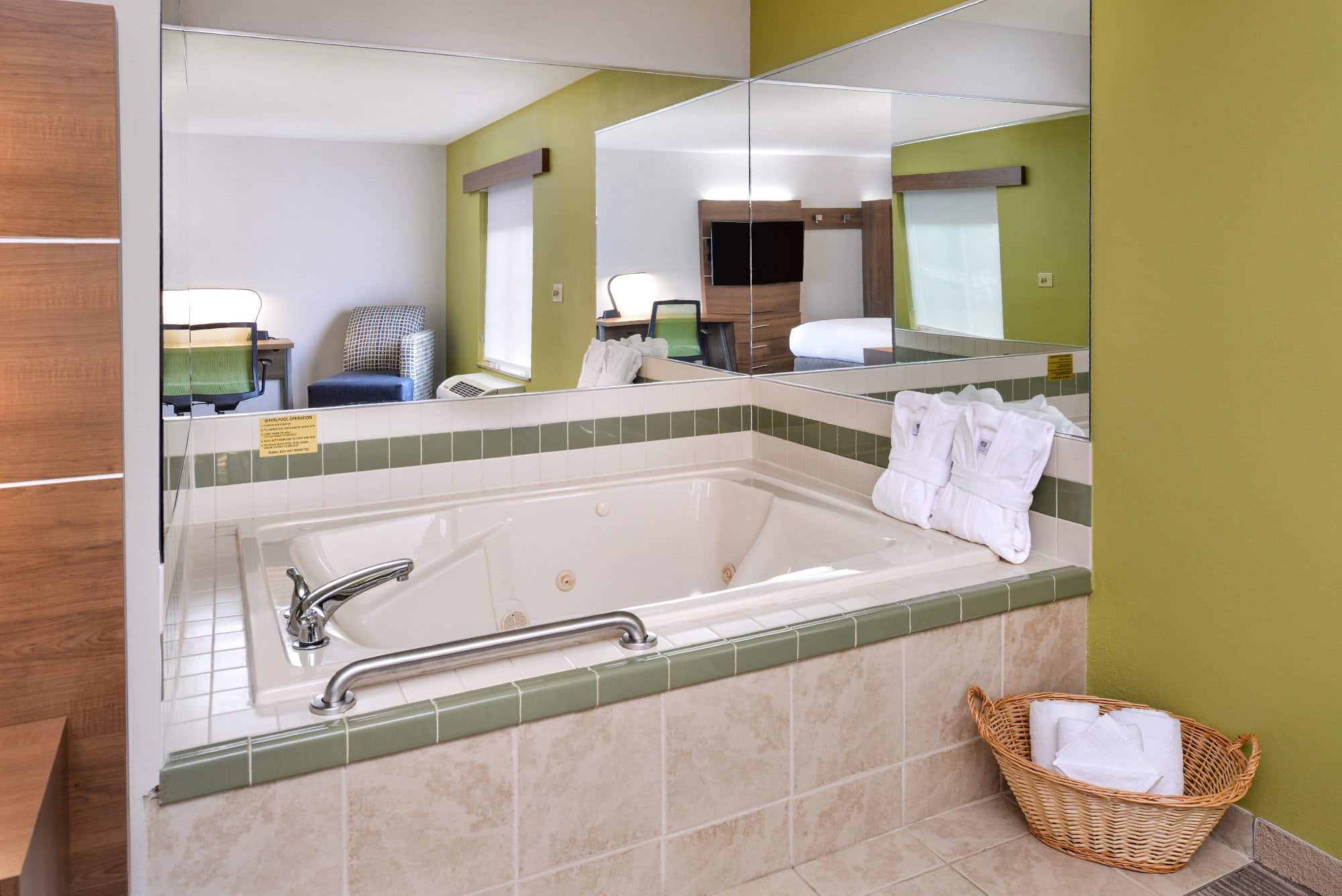 Holiday Inn Express & Suites Parkersburg – Mineral Wells