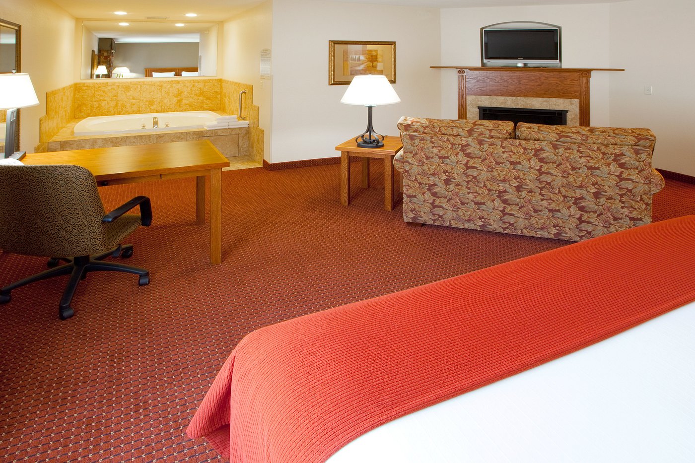 Holiday Inn Express & Suites Weston By IHG has jacuzzi suites