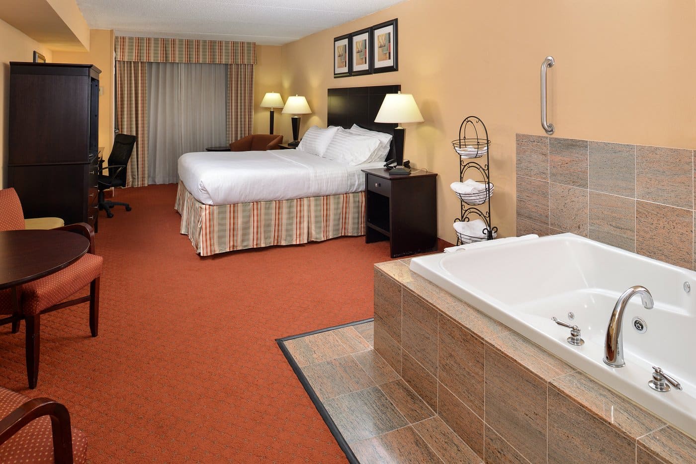 Holiday Inn Martinsburg has jacuzzi suites