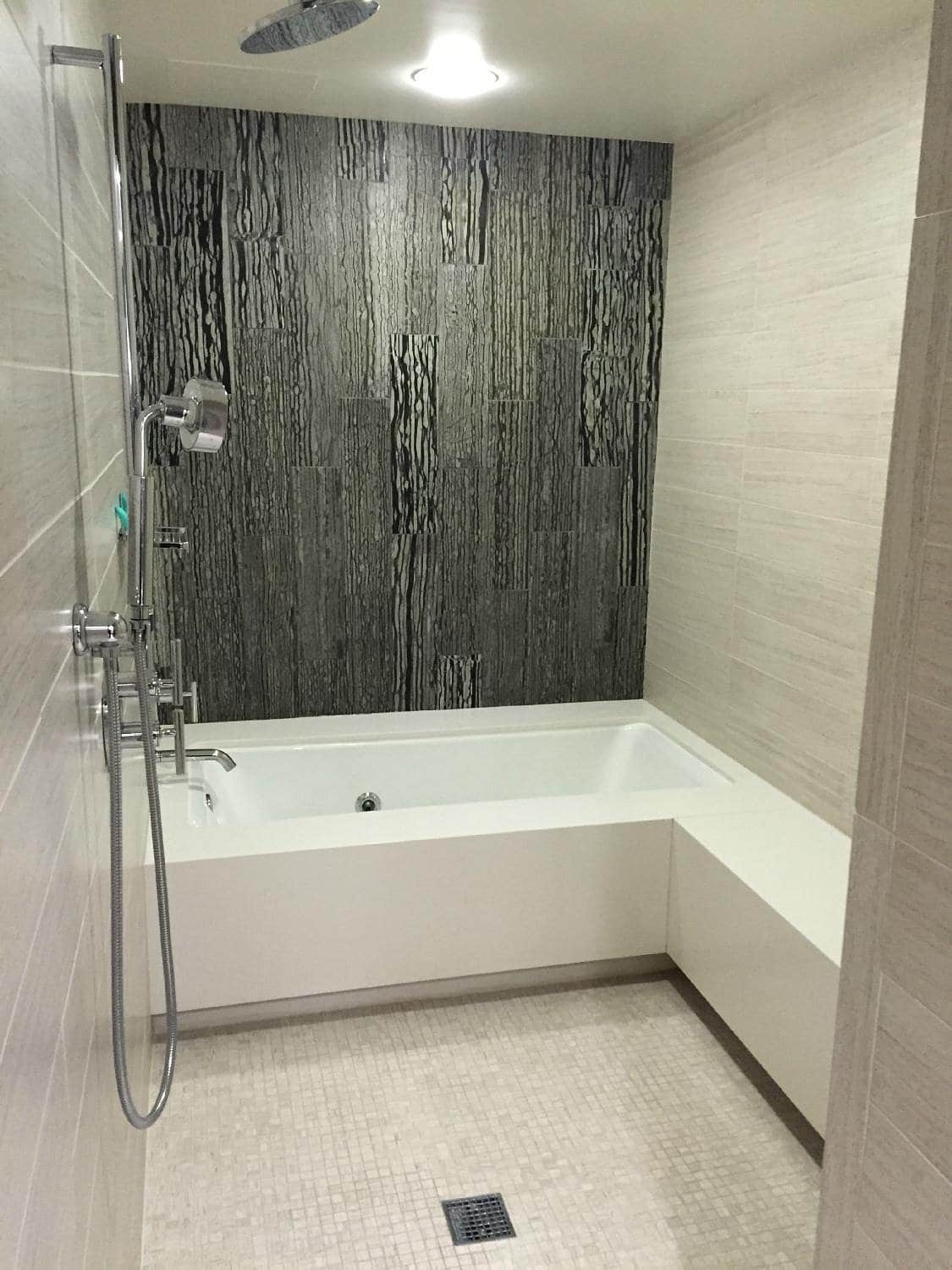 Hyatt Regency Crystal City at Reagan National Airport has suites with private spa tub