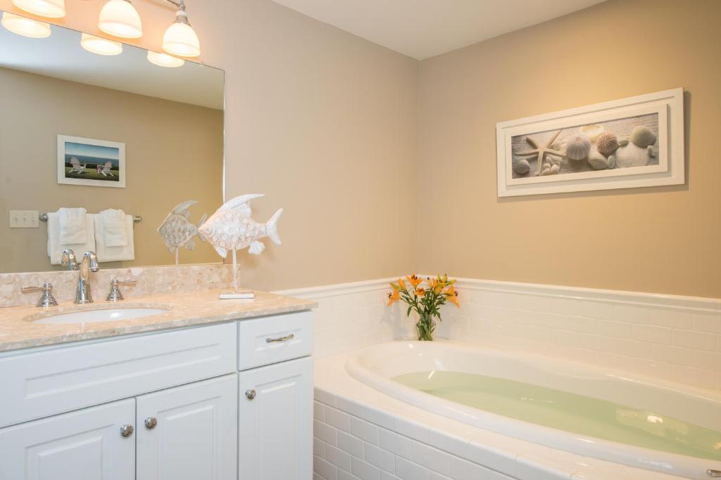 Inn at Harbor Hill Marina has suites with private hot tub