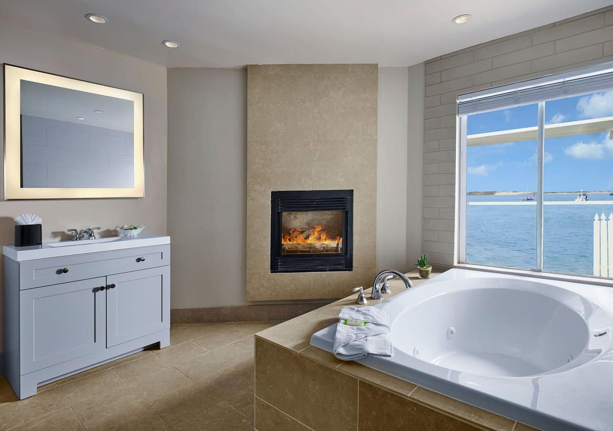 Inn at Morro Bay has Jacuzzi suites