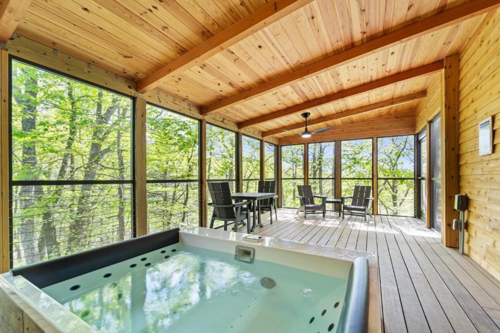 Iris Inn has private Jacuzzi on balcony