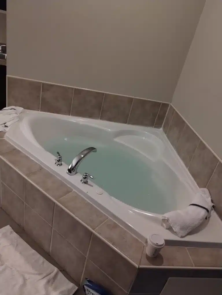 La Quinta Inn Ste Okc Yukon has suites with private spa tubs