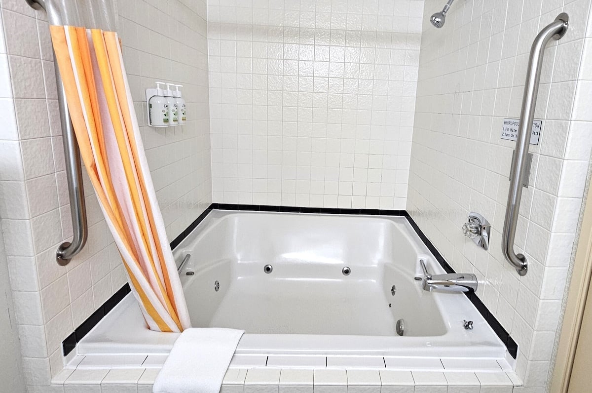 La Quinta Inn & Suites by Wyndham Appleton College Avenue has jacuzzi suites