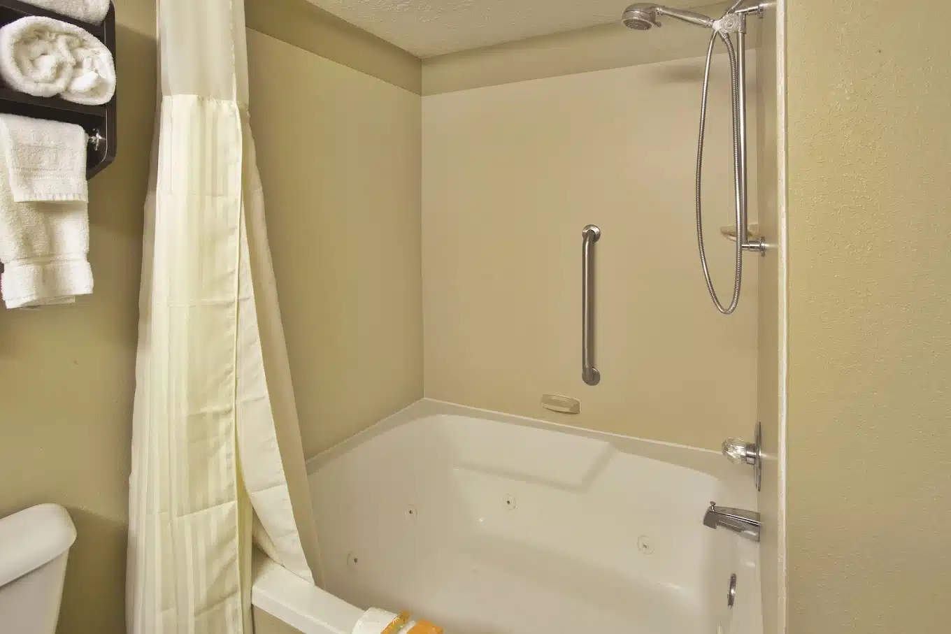 La Quinta Inn & Suites by Wyndham Elkview – Charleston NE has jacuzzi suites